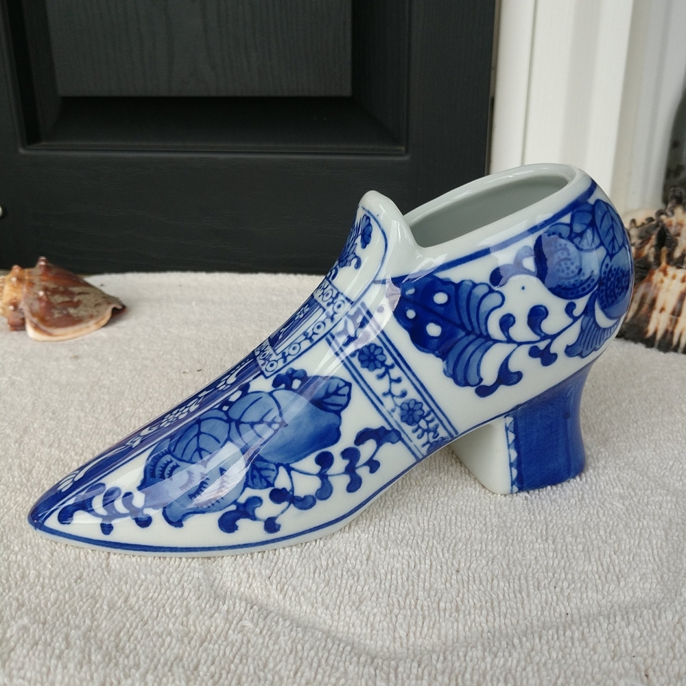 VTG.💙Ceramic Large Porcelain Heeled Shoe Blue N White 8 Inches Long